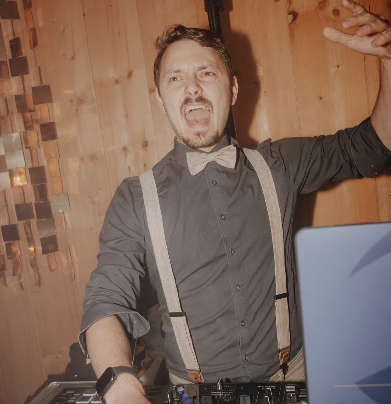 Instagram-Beitrag: DJ Jonez mit Hosenträgern und Fliege am Pult