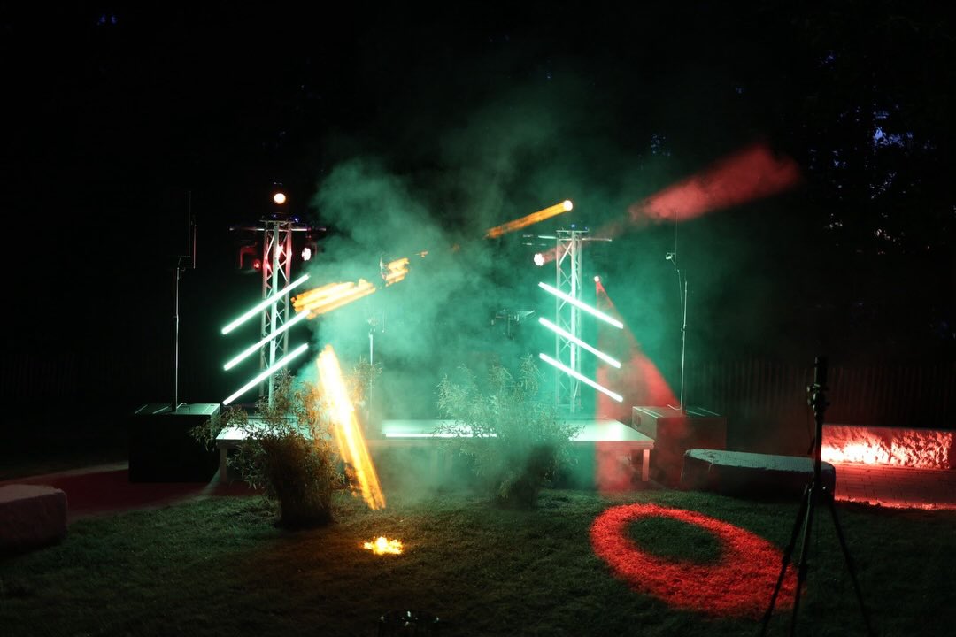 Instagram-Beitrag: Open-Air-Bühne bei Nacht mit grünen Lichteffekten