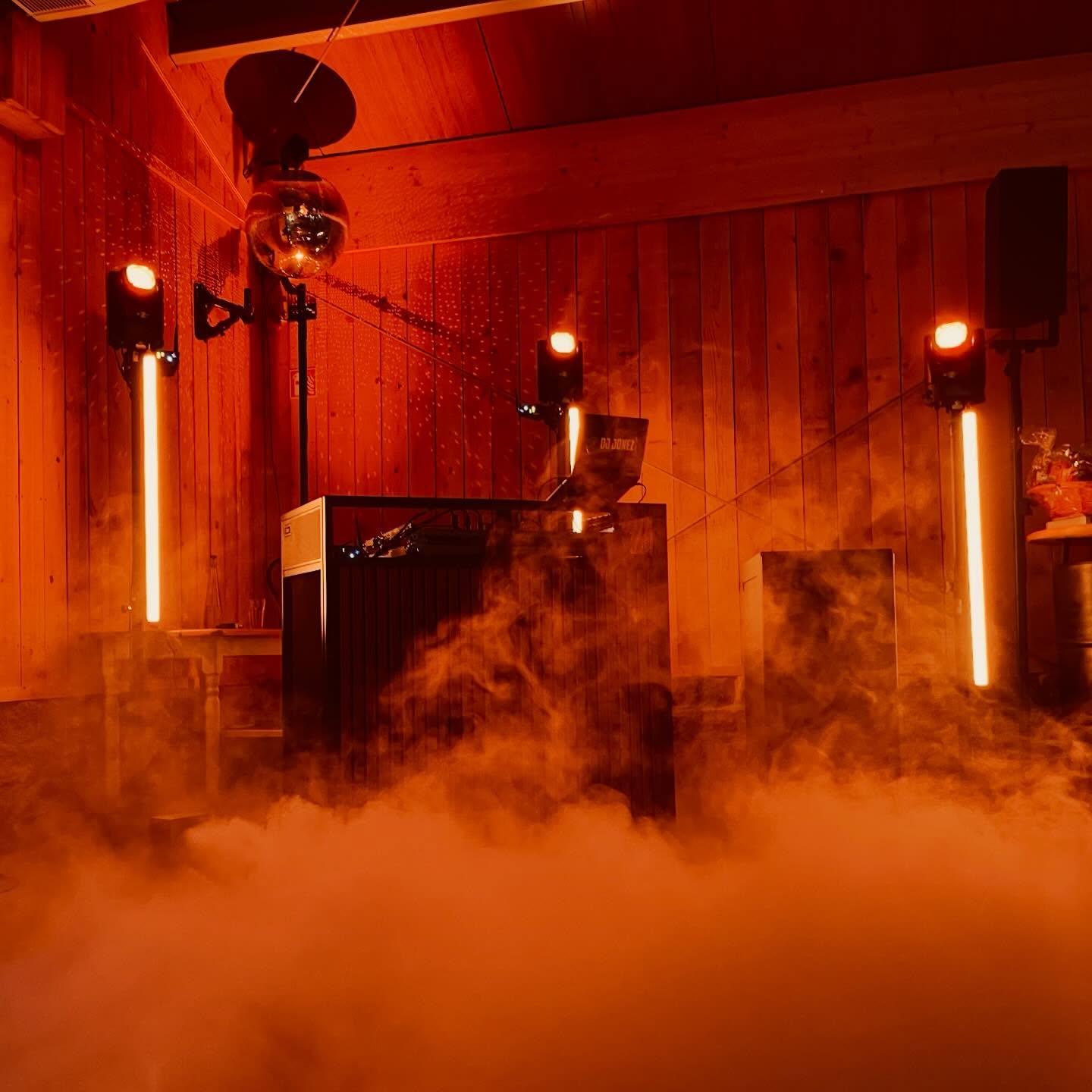 Instagram-Beitrag: DJ-Setup mit orangem Licht und Bodennebel