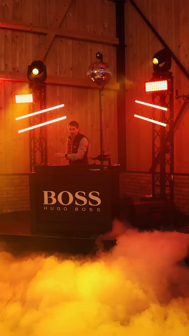 Instagram-Beitrag: DJ-Pult mit Licht und Nebel bei einem Firmenevent