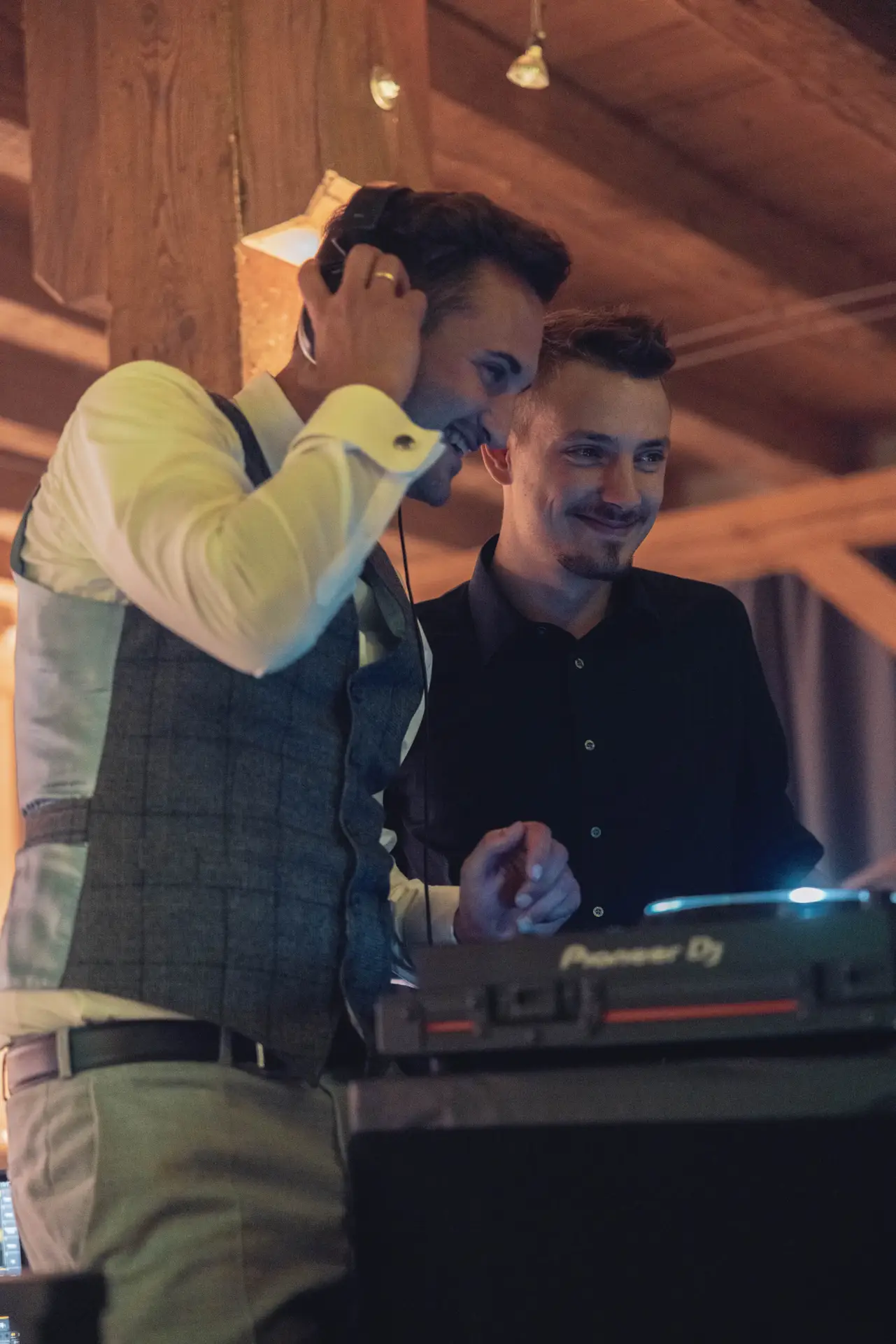 Zwei DJs am DJ-Pult, einer singt ins Mikrofon