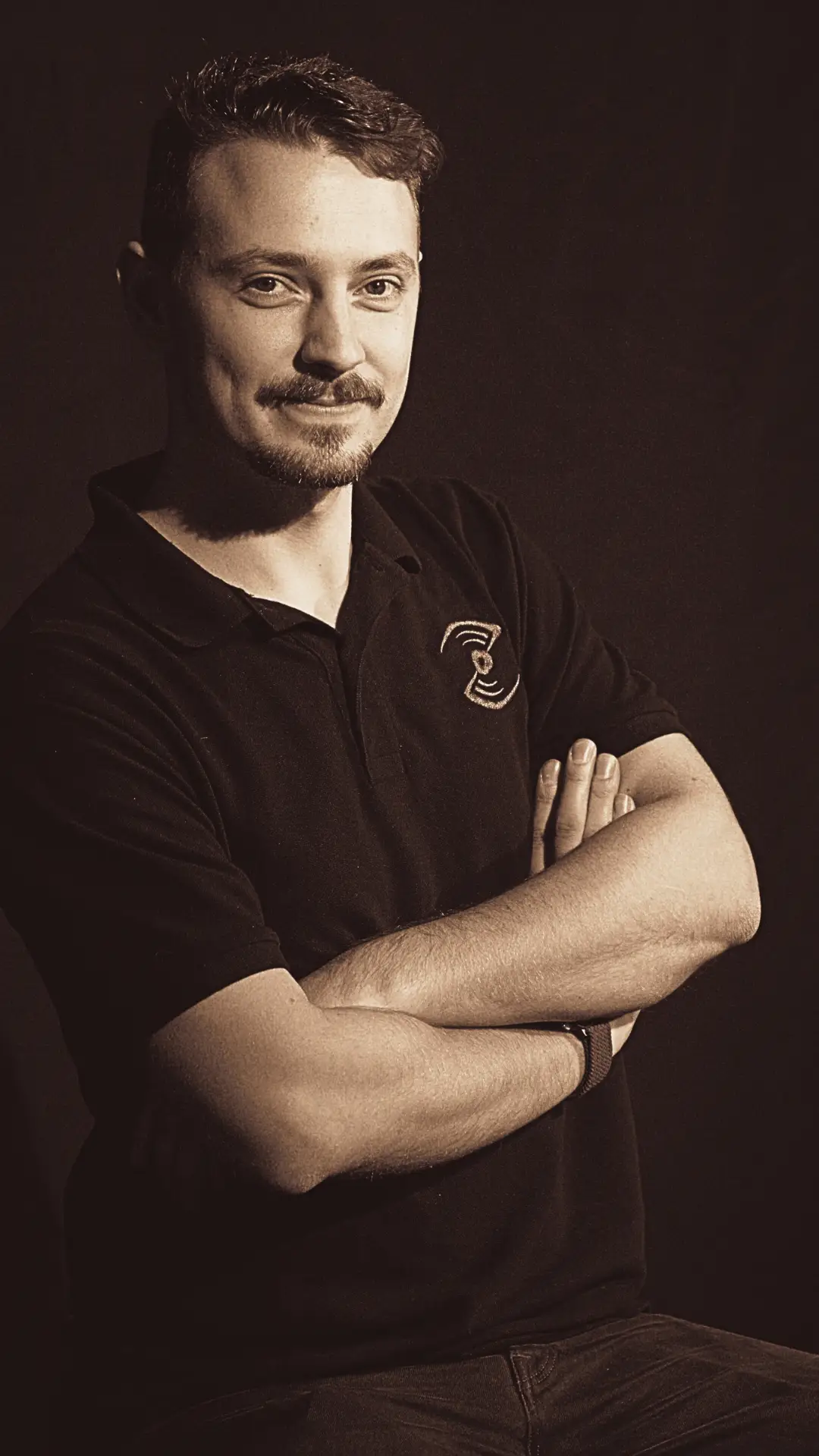 Porträt von DJ Jonez mit verschränkten Armen