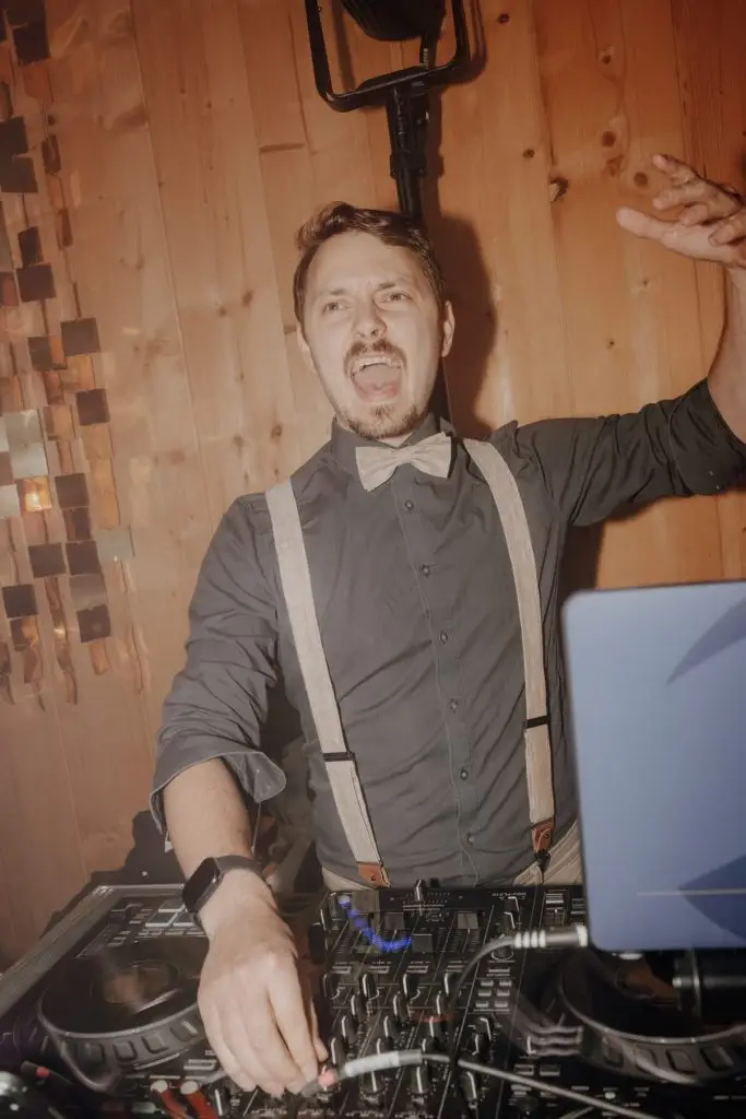 DJ Jonez mit Fliege und Hosenträgern am DJ-Pult